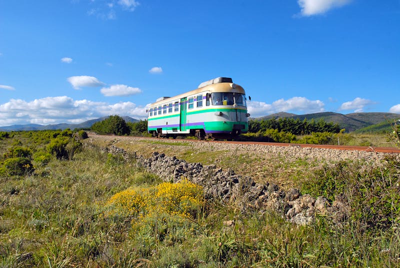 Zugfahrt mit dem Trenino Verde auf Sardinien - ©puckillustrations - stock.adobe.com