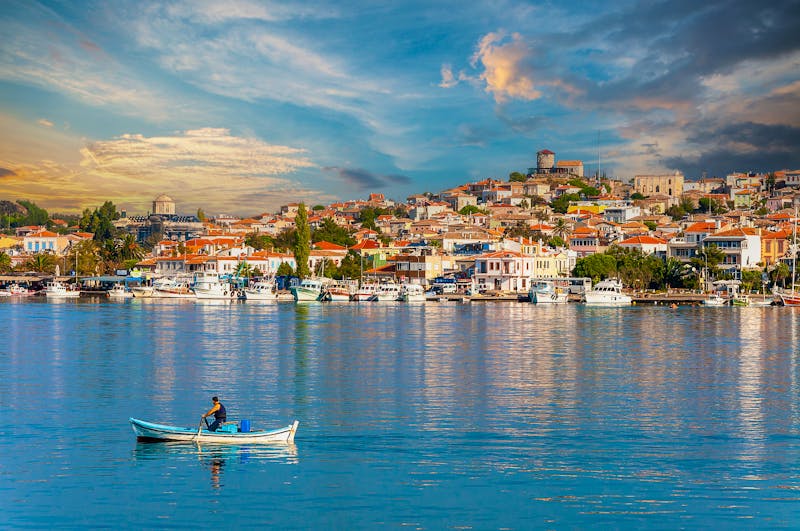 Blick auf die Küstenlinie der Insel Cunda in der Stadt Ayvalik - Türkei - ©nejdetduzen - stock.adobe.com