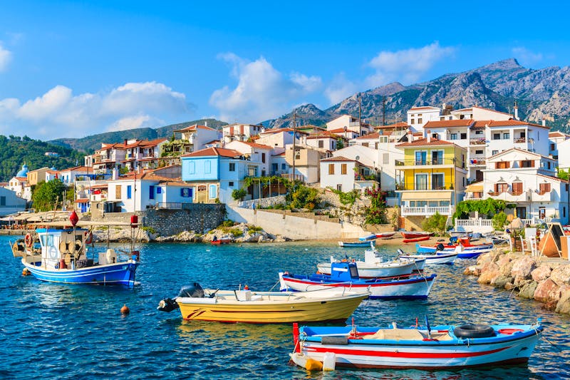 Farbenfrohe Fischerboote in Kokkari auf Samos - ©pkazmierczak - stock.adobe.com