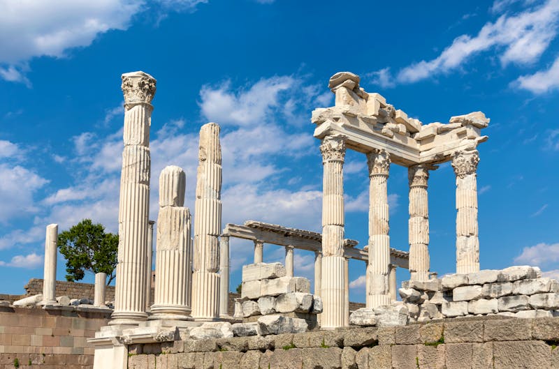 Der Tempel des Trajan in der antiken Stadt Pergamon - Türkei - ©kenan - stock.adobe.com