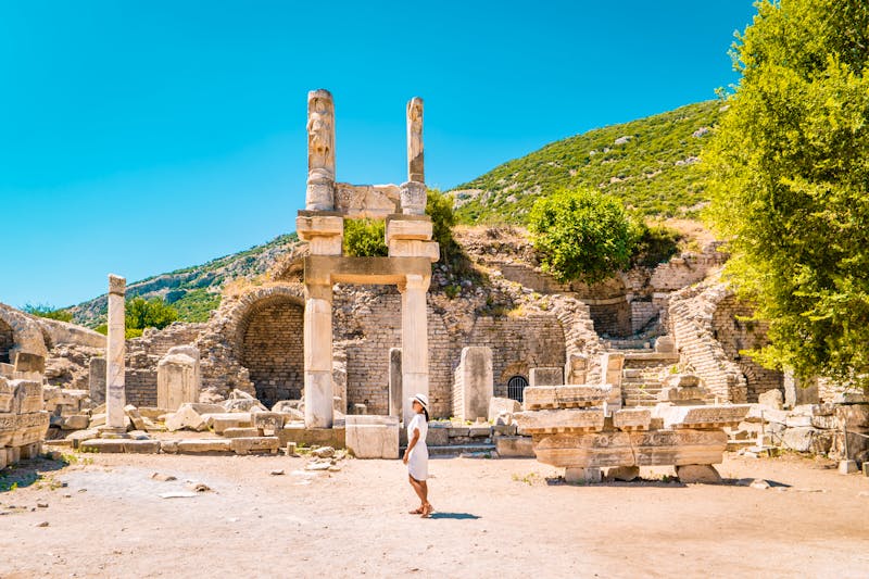 Junge Frau bei einem Spaziergang in den Ruinen von Ephesus - Türkei - ©Fokke Baarssen - stock.adobe.com
