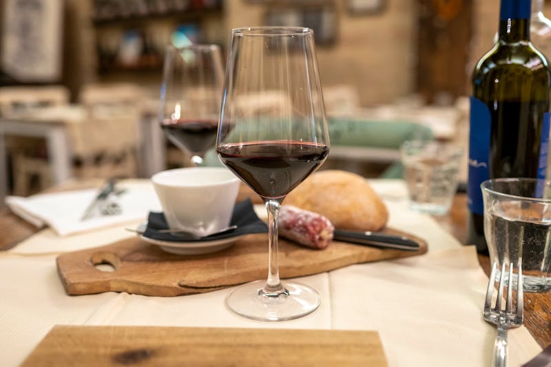 Verkostung in einer Osteria - ©barmalini - stock.adobe.com