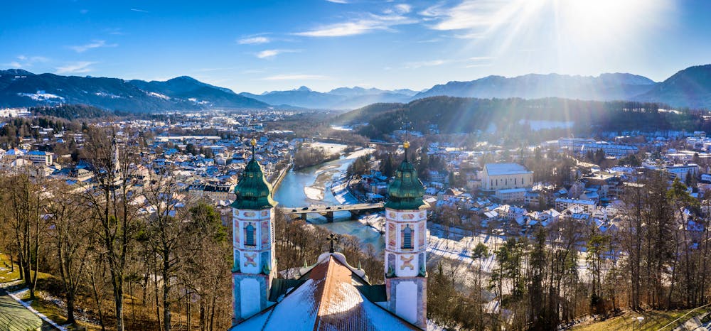 Bad Tölz - winterlicher Blick vom Kalvarienberg auf die Altstadt &ndash; &copy; cloudless - stock.adobe.com