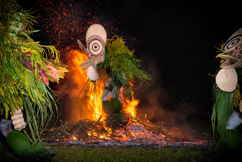 Der Baining Feuertanz auf der Insel Neubritannien in  Papua-Neuguinea - ©Ron van der Stappen - stock.adobe.com