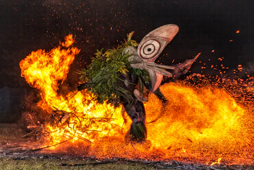 Der Baining Feuertanz auf der Insel Neubritannien in  Papua-Neuguinea &ndash; &copy; Ron van der Stappen - stock.adobe.com