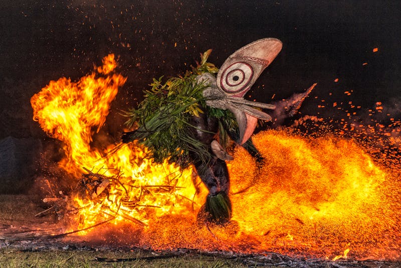 Der Baining Feuertanz auf der Insel Neubritannien in  Papua-Neuguinea - ©Ron van der Stappen - stock.adobe.com