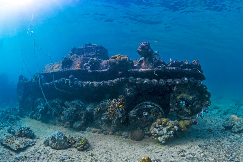 Wrack eines japanischen Panzers aus dem 2. Weltkrieg vor der Küste von der Insel Neubritannien in Papua-Neuguinea - ©Mike Workman - stock.adobe.com