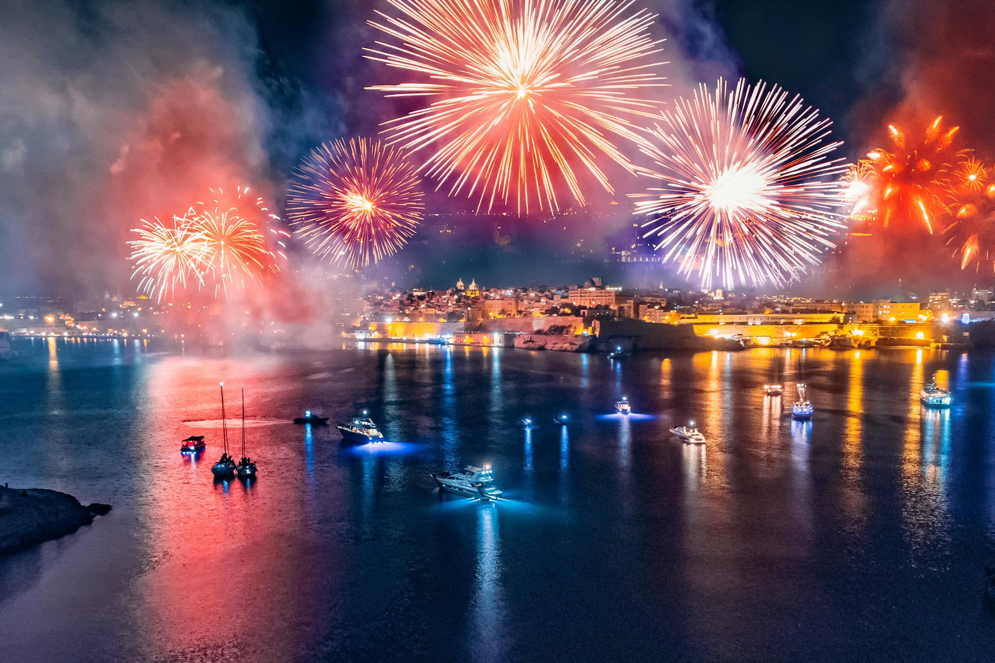 Valletta auf Malta - Feuerwerk über der Alts - &copy Parilov - stock.adobe.com