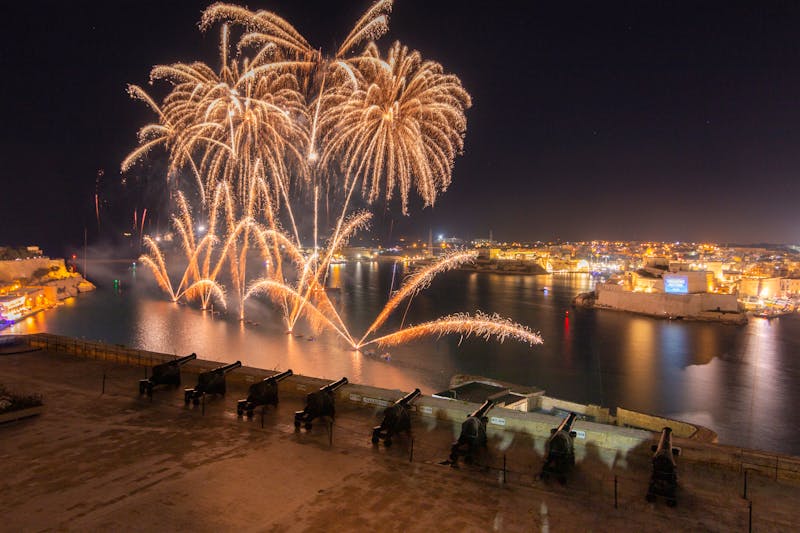Valletta auf Malta - Feuerwerk über der Altstadt - ©Maria Paz Rodriguez Barrera - Adobe Stock