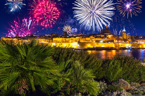 Valletta auf Malta - Feuerwerk über der Altstadt &ndash; &copy; Patryk Kosmider - stock.adobe.com