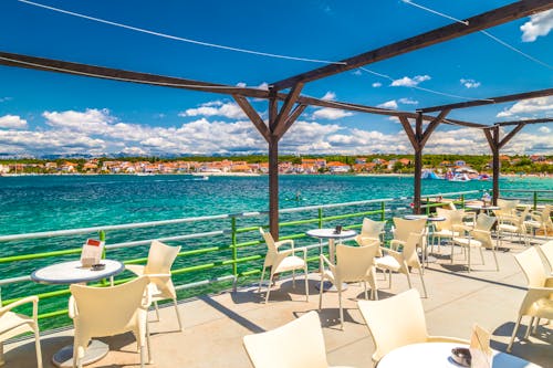 Restaurant mit Meerblick in Petrcane - Kroatien &ndash; &copy; Viliam - stock.adobe.com