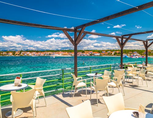 Restaurant mit Meerblick in Petrcane - Kroatien – © Viliam - stock.adobe.com