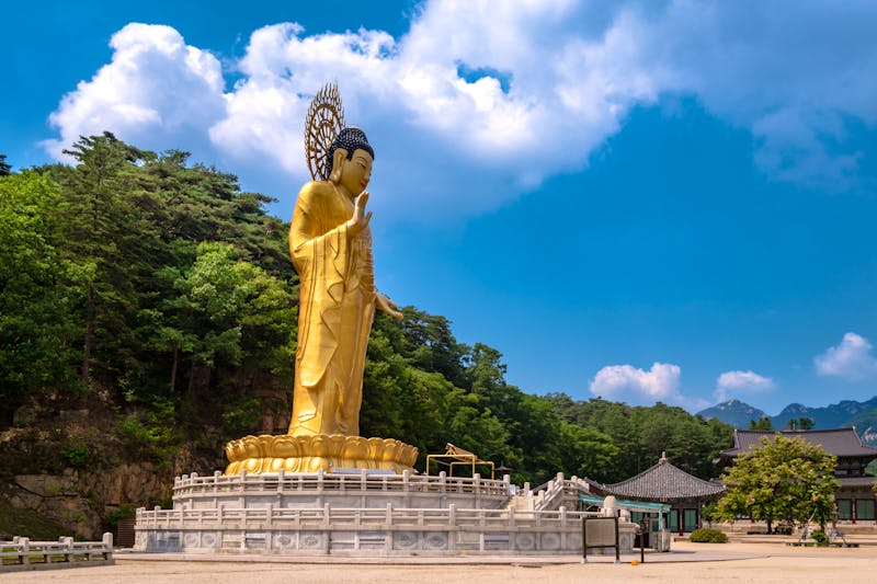Vergoldete Bronzestatue des Buddha im Beopjusa-Tempel auf dem Berg Songnisan - ©Kim Myoungsoo - Adobe Stock