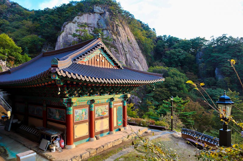 Tempel im Songnisan-Nationalpark in Südkorea - ©VanAerrus - stock.adobe.com