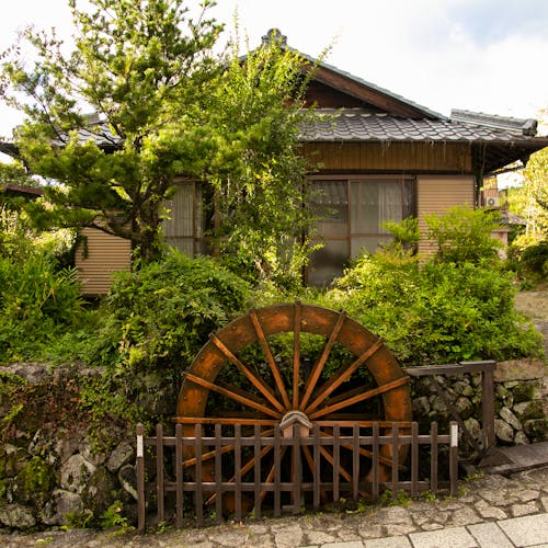 Traditionelles japanisches Wasserrad in der Stadt Magome Juku entlang des Nakasendo-Pfads im Kiso-Tal &ndash; &copy; Leckerstudio - stock.adobe.com