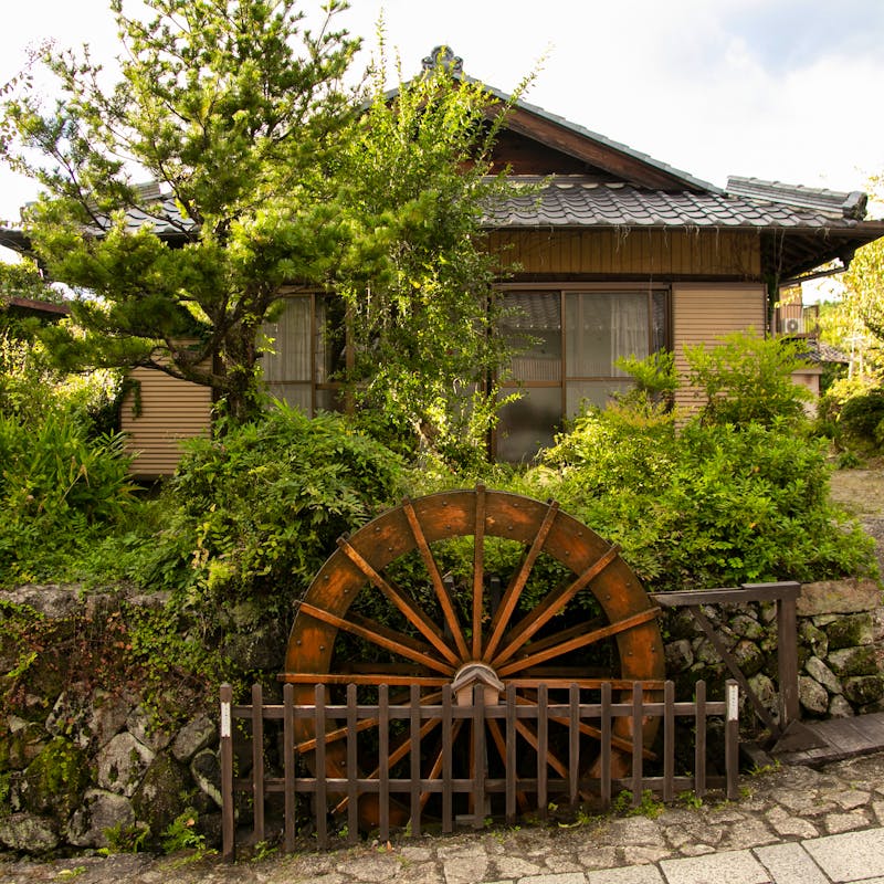 Traditionelles japanisches Wasserrad in der Stadt Magome Juku entlang des Nakasendo-Pfads im Kiso-Tal - ©Leckerstudio - stock.adobe.com