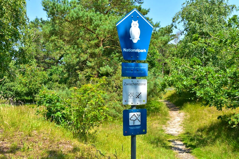 Wanderung auf der Insel Spiekeroog - Nationalparkschild - ©Martin Buechner - Eberhardt TRAVEL