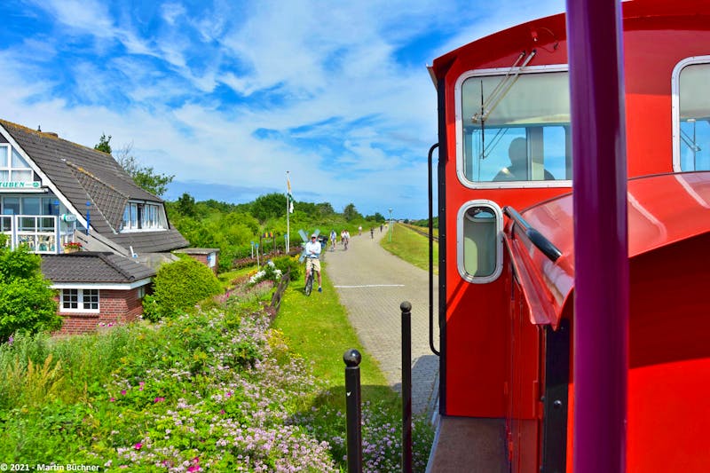 Mit der Inselbahn vom Hafen Langeoog in den Ort Langeoog - ©Martin Büchner - Eberhardt TRAVEL