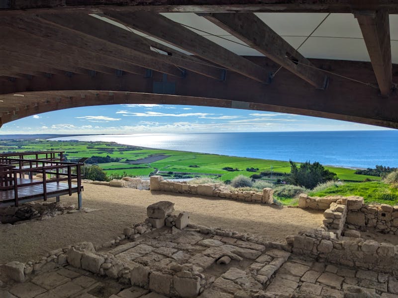 Bodenmosaike und Blick auf das Meer in Kourion - Archäologie in Zypern - ©Teresa Rumpel - Eberhardt TRAVEL