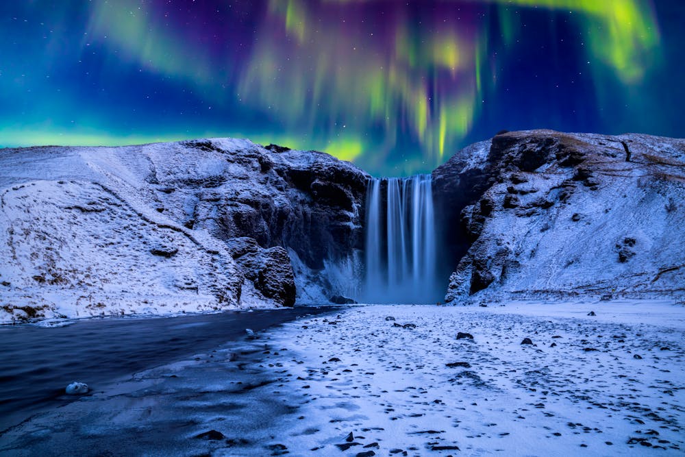 Wasserfall Skogafoss im Winter mit Nordlichtern am Himmel &ndash; &copy; Anton Petrus - stock.adobe.com