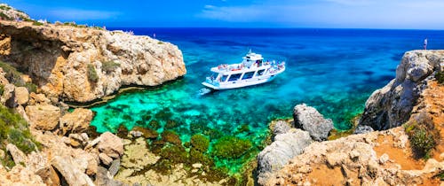 Bootsausflug bei der Küste am Cap Creco - Zypern &ndash; &copy; Freesurf - stock.adobe.com