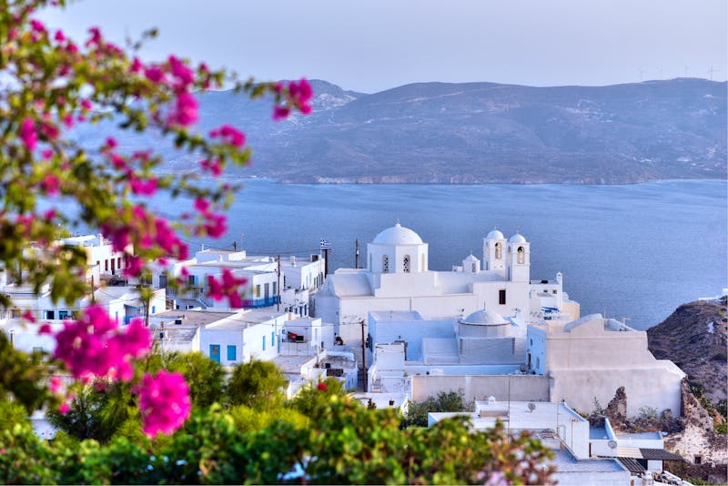 Kykladen-Insel Milos - Panoramablick auf das Dorf Plaka und die Bucht von Milos - ©akturer - stock.adobe.com