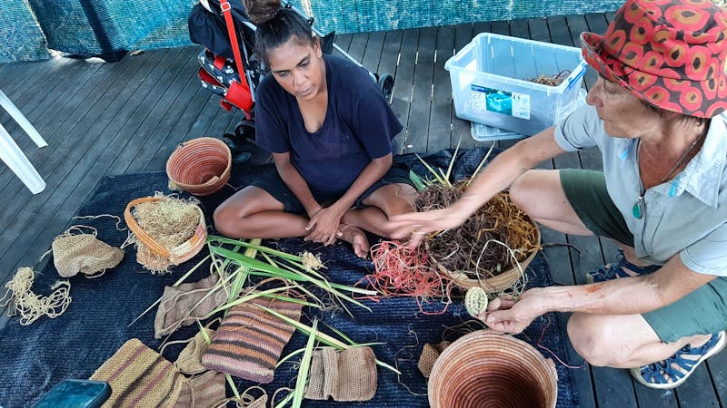 Besuch im Pudakul Aboriginal Center - Korbflechten - ©Franziska Bergmann (Eberhardt TRAVEL)