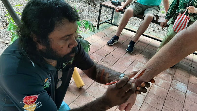 Besuch im Pudakul Aboriginal Center - Totembemalung - ©Franziska Bergmann (Eberhardt TRAVEL)