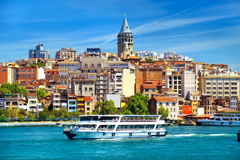 Blivk auf Istanbul mit Galata-Turm und Booten - ©Givaga - envato
