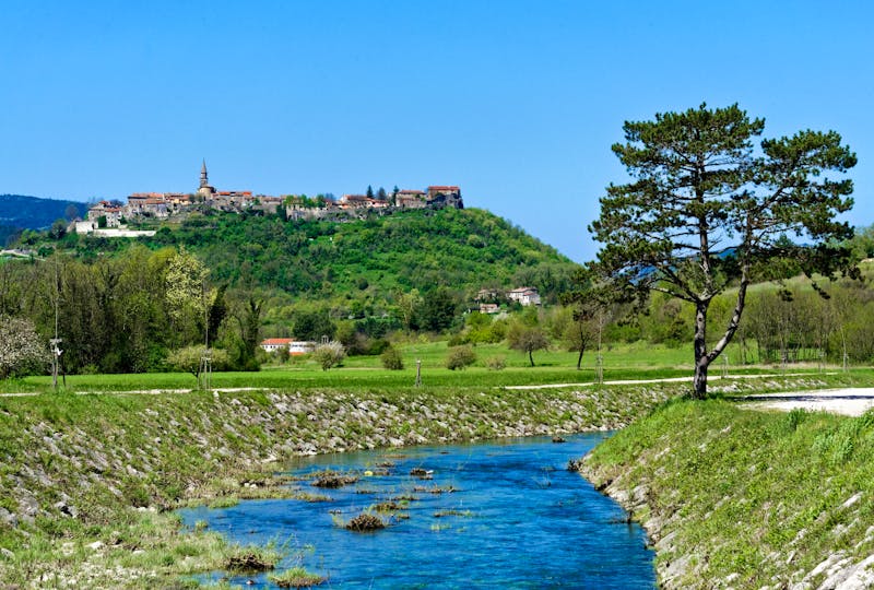 Buzet und der Fluss Mirna in Istrien - ©Uwalthie Pic Project - stock.adobe.com