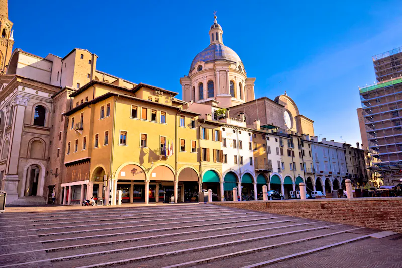 Piazza delle Erbe in Mantua - Lombardei - &copy;xbrchx - stock.adobe.com
