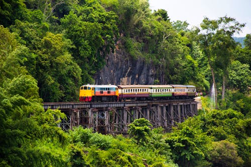 Zugfahrt zum Sai Yok Wasserfall in Kanchanaburi - Thailand &ndash; &copy; tuayai - stock.adobe.com