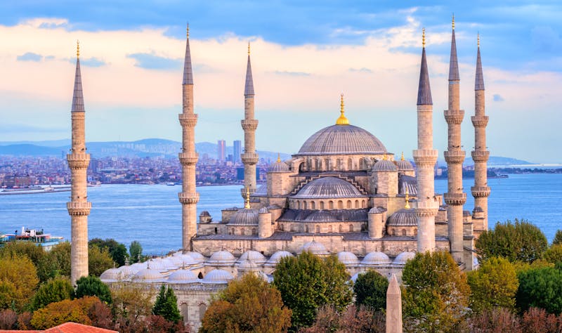 Blaue Moschee und Bosporus in Istanbul - ©Boris Stroujko - stock.adobe.com