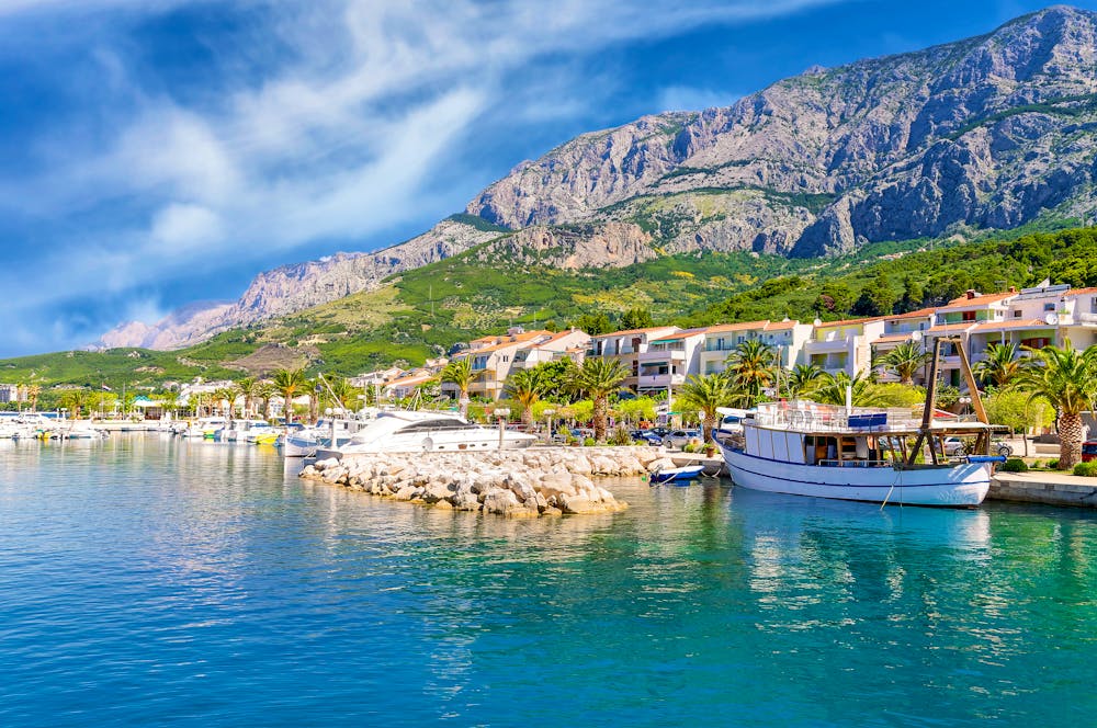 Adria-Küste in Tucepi und das Biokovo-Gebirge in Dalmatien &ndash; &copy; travelpeter - stock.adobe.com