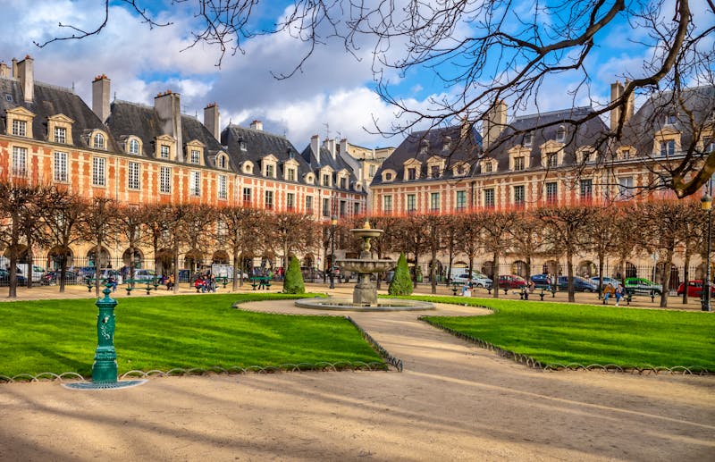 Place des Vosges im Marais-Viertel in Paris - ©borisbelenky - stock.adobe.com