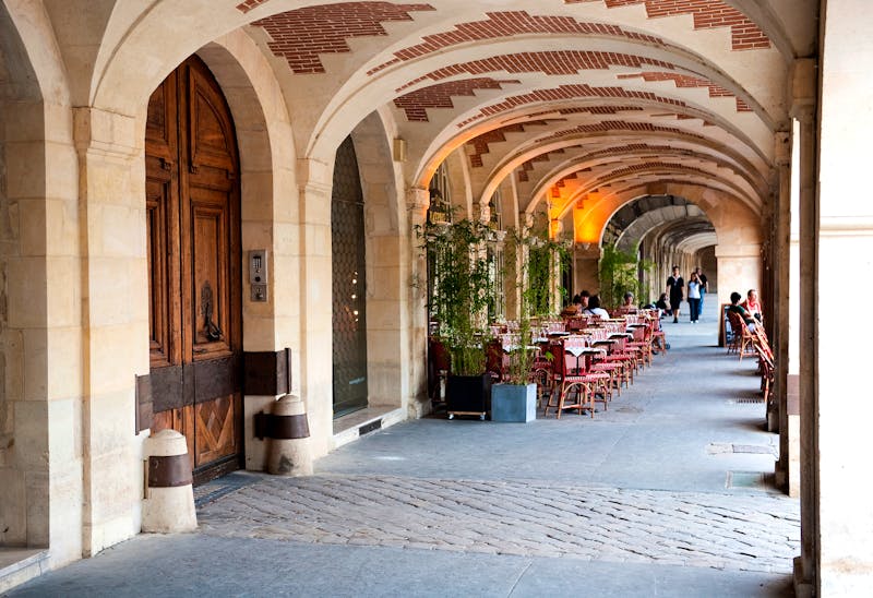 Arkadengang mit Restaurant-Terrasse an der Place des Vosges - Stadtviertel Marais - ©Frank - stock.adobe.com