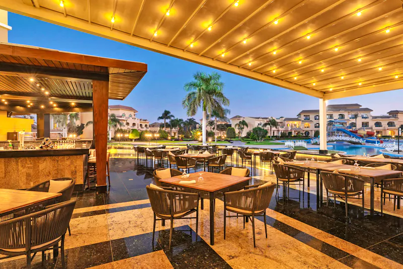 Mövenpick Hotel Kairo Media City - Pool-Bar - &copy;Mövenpick Hotel Kairo Media City