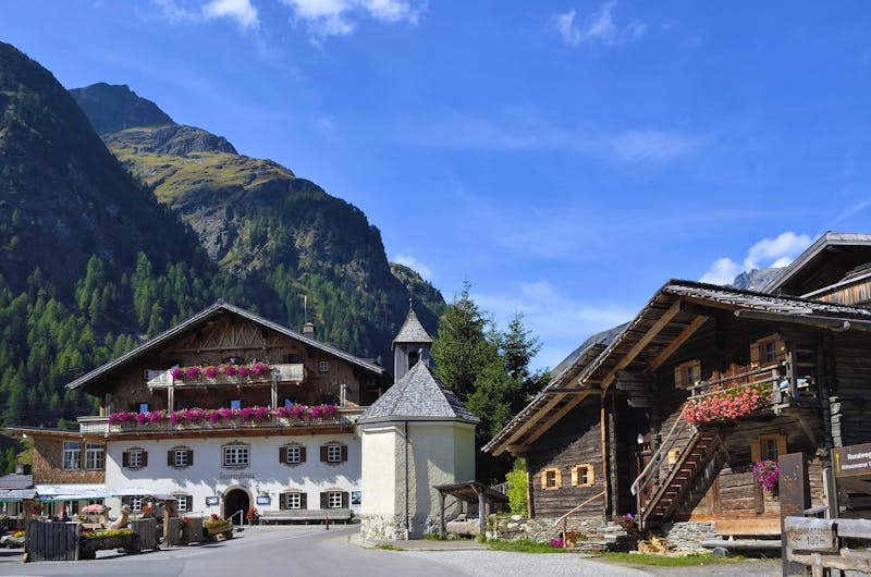 Tauernhaus mit Kapelle in Matrei in Osttirol - ©H.Arndt, 86316 Friedberg, Weidenau 9, Tel.0821-64545