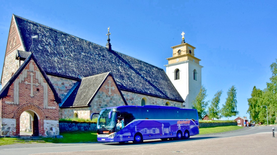 Eberhardt-Reisebus am Kirchdorf von Lulea - UNESCO Weltkulturerbe Gammelstads kyrkstad – © Martin Büchner - Eberhardt TRAVEL