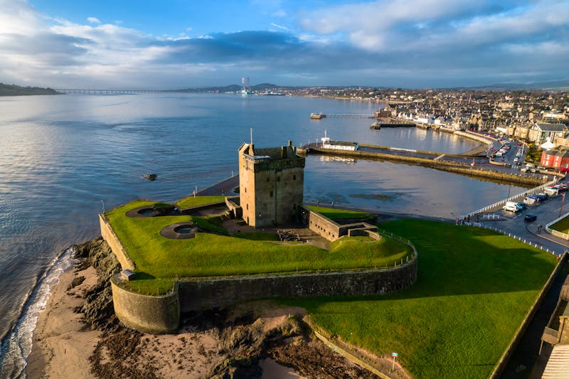 Dundee - Brotie Castle am Ufer des Flusses Tay bei Brotie Ferry - ©ArturSniezhyn - Adobe Stock