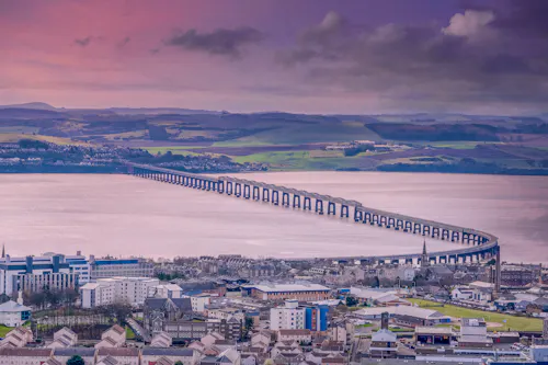 Dundee - Blick über die Stadt auf den Fourth oder Tay-Eisenbahnbrücke bei Sonnenuntergang  &ndash; &copy; James - stock.adobe.com