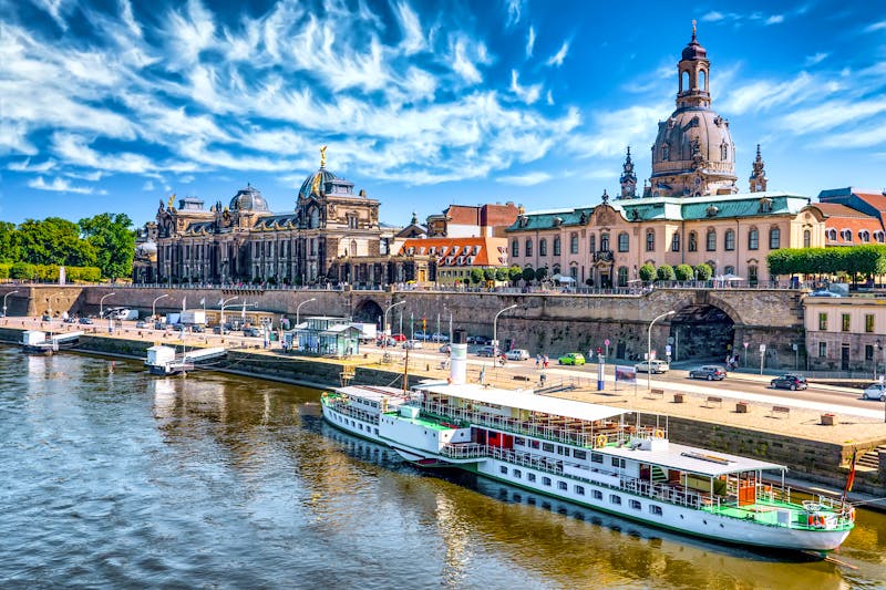 Elbterrassen  und Elbschifffahrt in Dresden - ©Comofoto - stock.adobe.com