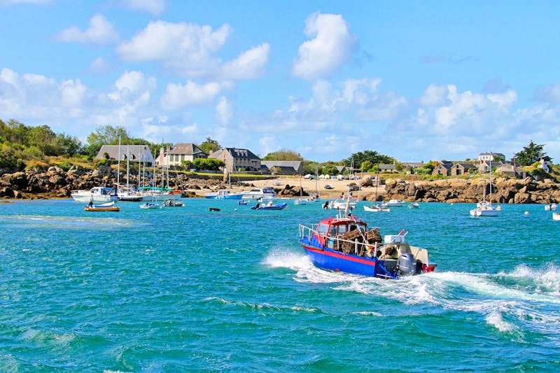 Fischerboote vor den Chausey-Inseln im Ärmelkanal - ©papinou - stock.adobe.com