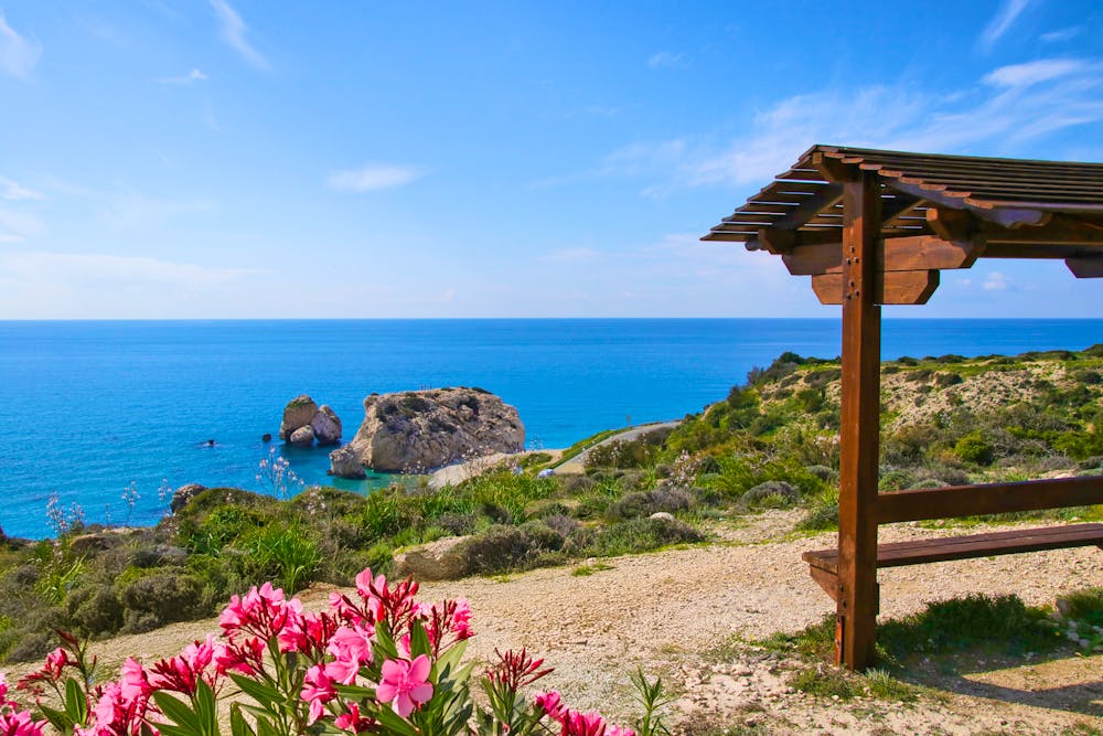 Wanderweg bei Petra-tou-Romiou mit Blick auf den Felsen der Aphrodite &ndash; &copy; Ina Meer Sommer - stock.adobe.com