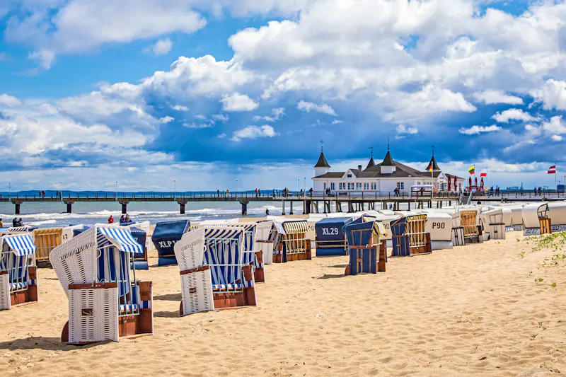 Die Seebrücke und Strandkörbe in Ahlbeck auf der Insel Usedom  - &copy;Rico Ködder - stock.adobe.com