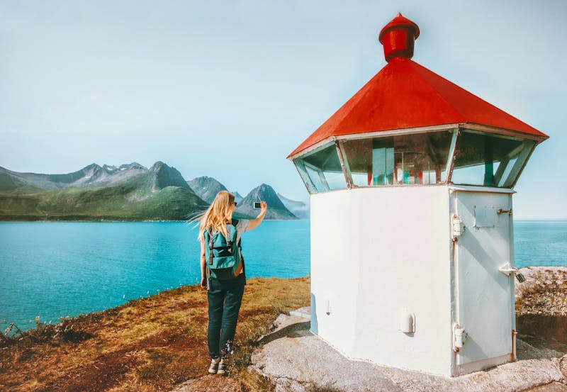Leuchtturm auf der Insel Husøy vor der Nordwestküste Norwegens - ©EVERST - stock.adobe.com