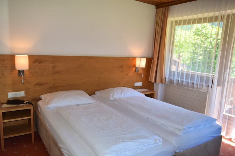 Hotel Garni Almhof in Mayrhofen - Standart-Doppelzimmer – ©Hotel Garni Almhof in Mayrhofen
