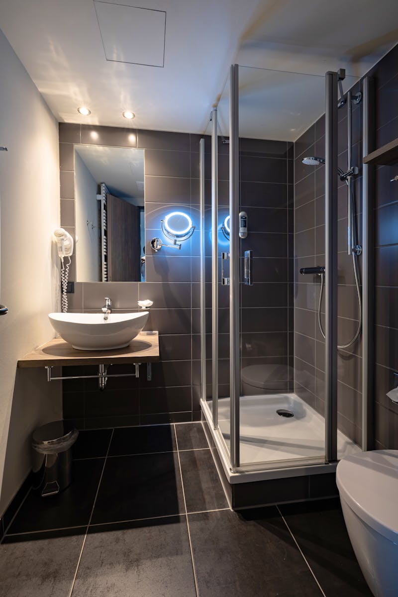Santé Royale Rügen Resort - Standard-Badenzimmer  – ©Santé Royale Rügen Resort 