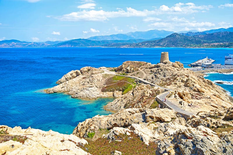 Küste vor der Hafenstadt L'Ile Rousse auf Korsika - ©Matteo Gabrieli - stock.adobe.com