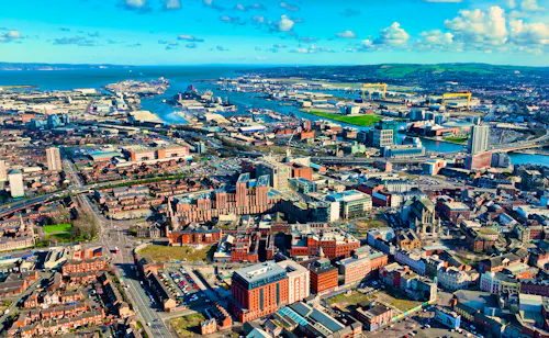 Belfast am Fluss Lagan in der Bucht von Belfast &ndash; &copy; peter - stock.adobe.com